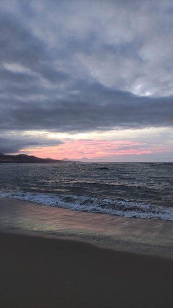 A sunset view of the shoreline and water at La Barra. — La Barra (Los Giles), Las Palmas, Canary Islands, Spain
