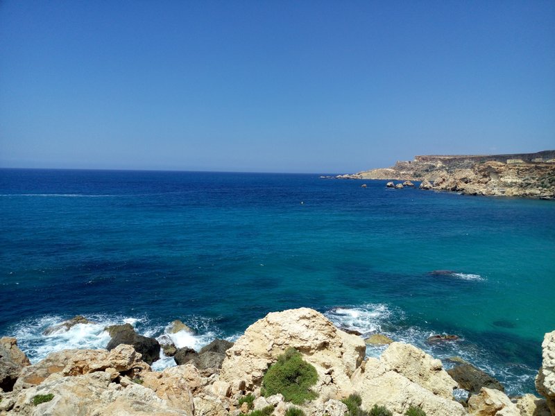 Scenic view of the turquoise waters and rocky coastline at Golden Bay. — Golden Bay (Manikata), Manikata, Malta