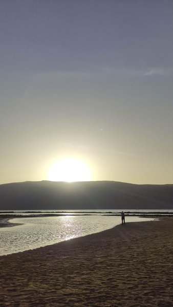 A view of the lagoon and sandy beach at sunset. — Laguna (La Graciosa), Teguise, Canary Islands, Spain