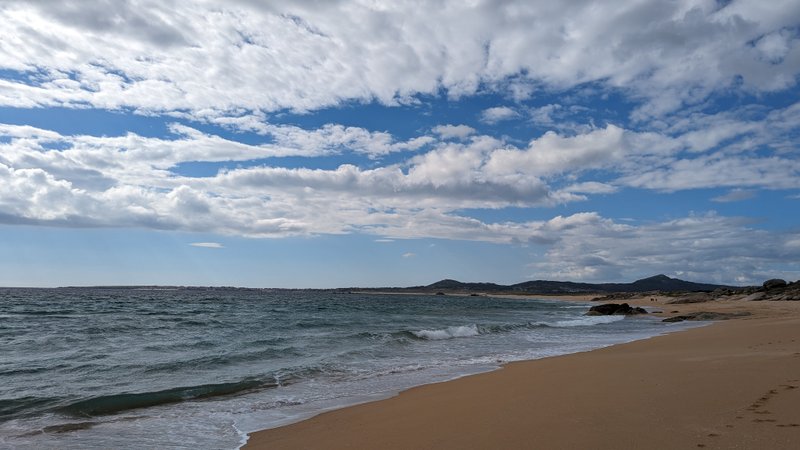A view of the sandy shoreline and ocean at Playa de Ladeira. — Playa de Ladeira (A Barbanza), Santa Uxía de Ribeira, Galicia, Spain