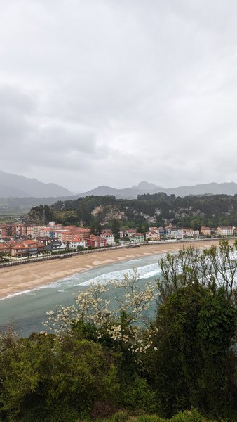 A wide view of Playa de Santa Marina showing the sandy beach, surf, and coastal town. — Playa de Santa Marina (Ribadesella), Ribadesella/Ribeseya, Asturias, Spain