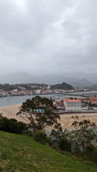 An elevated landscape view of Playa de Santa Marina and the town of Ribadesella under a cloudy sky. — Playa de Santa Marina (Ribadesella), Ribadesella/Ribeseya, Asturias, Spain