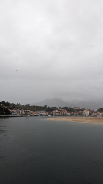 An overcast view of the Sella river estuary in Ribadesella. — Playa de Santa Marina (Ribadesella), Ribadesella/Ribeseya, Asturias, Spain