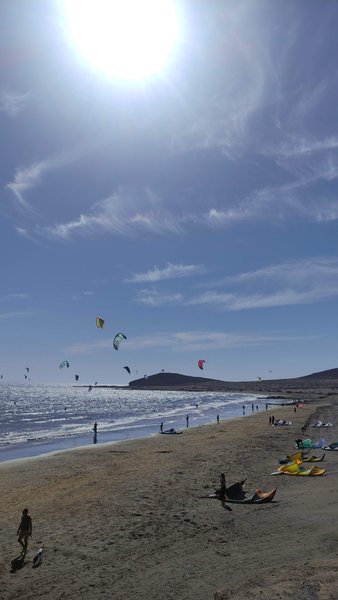 Kitesurfers on the water and beach at El Médano with Montaña Roja in the background. — El Médano (Flashpoint Beach), Granadilla de Abona, Canary Islands, Spain