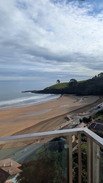 An elevated view of Carraspio beach and bay with clouds overhead. — Praia de Carraspio (Mendexa), Mendexa, Autonomous Community of the Basque Country, Spain