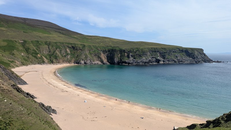 A wide view of Silver Strand beach with clear blue water and green cliffs. — Silver Strand (Malin Beg), Malin Beg, Donegal Municipal District, Ireland