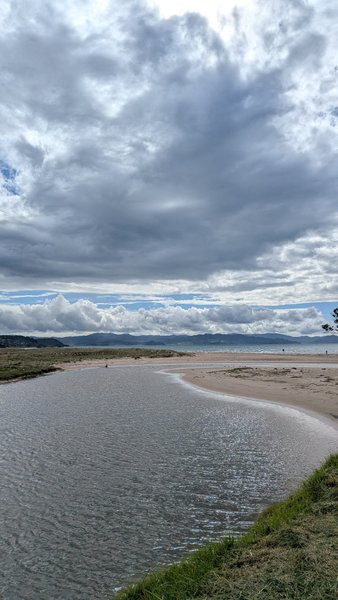 A view of the estuary meeting the bay at Kuaotunu under a cloudy sky. — Recife de Kuoatunu (Costa de Kuaotunu), Kūaotunu, Waikato, New Zealand