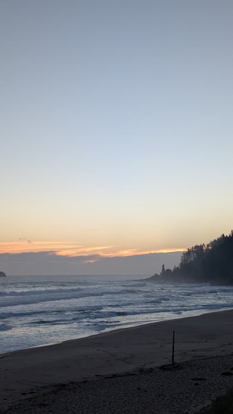 A view of the ocean and beach at Tairua Beach during sunset. — Playa de Tairua, Tairua, Waikato, New Zealand