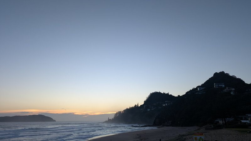 A dark landscape view of Tairua Beach at dusk. — Playa de Tairua, Tairua, Waikato, New Zealand