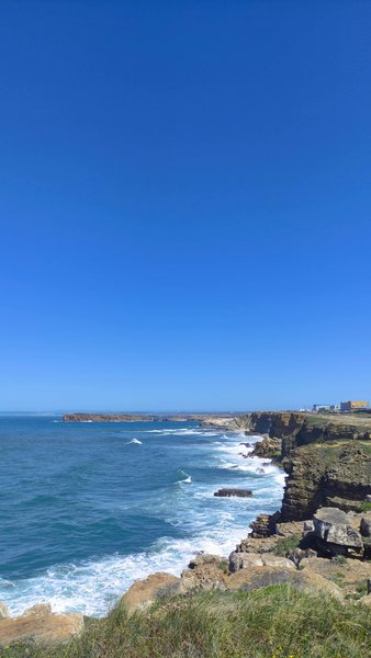 A view of the coastline and Atlantic waters at Praia do Baleal. — Praia do Baleal (Peniche), Peniche, Portugal