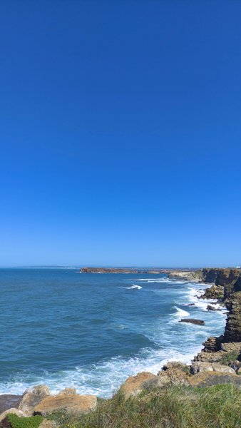 A wide view of the rocky coastline and blue waters at Praia do Baleal. — Praia do Baleal (Peniche), Peniche, Portugal