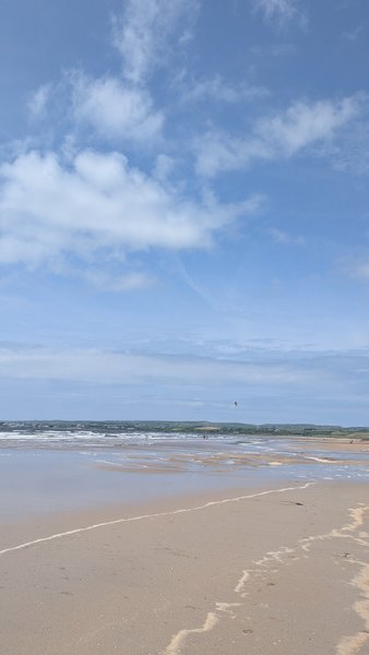 Wide view of the sandy beach at Lahinch with a kitesurfer in the distance. — Lahinch (Clare), Ireland