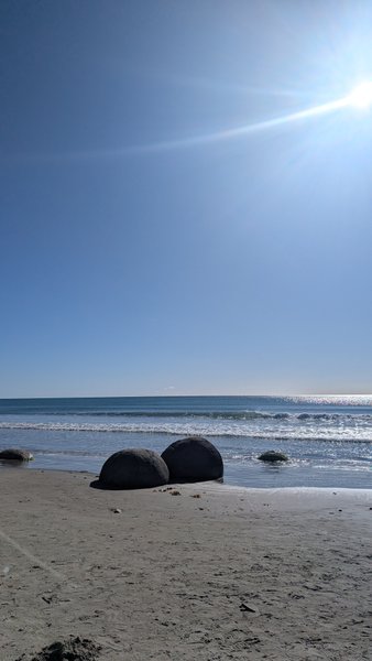 Moeraki Boulders on the sandy beach with the ocean in the background. — Moeraki (Otago), Moeraki, Otago, New Zealand