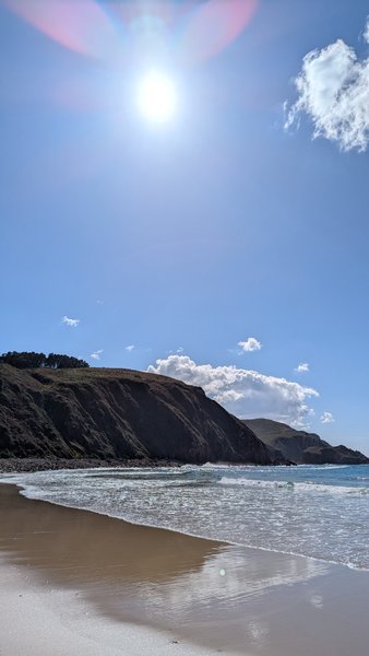 A wide view of the beach and cliffs at Campelo under a bright sun. — Campelo (Ferrol), Os Vilares, Galicia, Spain