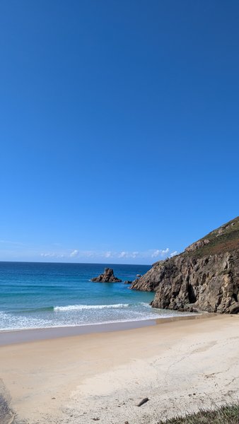 A scenic view of Campelo beach with its sandy shore, blue water, and rugged cliffs. — Campelo (Ferrol), Os Vilares, Galicia, Spain