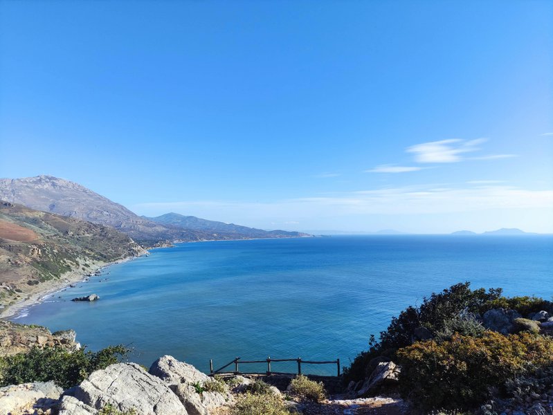 Elevated landscape view overlooking the coastline and blue waters of Preveli. — Preveli (Crete), Lefkogia, Greece