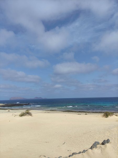 A wide view of the sandy beach and turquoise water at Playa Lambra. — Playa Lambra (La Graciosa), Teguise, Canary Islands, Spain