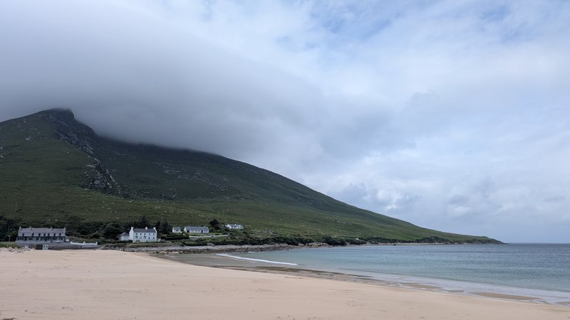 A wide view of Doogort beach with a cloud-covered mountain in the background. — Doogort (Achill Island), County Mayo, Westport-Belmullet Municipal District, Ireland
