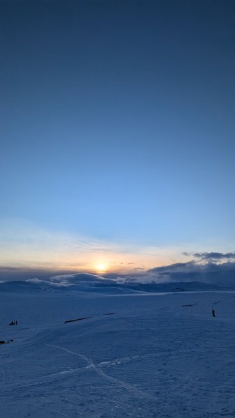 A vast snowy landscape on the Hardangervidda plateau during sunset. — Fagerheim (planalto de Hardangervidda), Norway