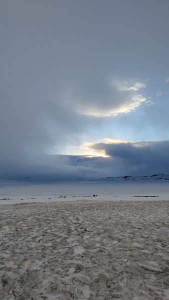 A snowy, overcast landscape at the Fagerheim snowkite spot on Hardangervidda. — Fagerheim (planalto de Hardangervidda), Norway