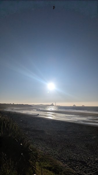 A wide view of Fitzroy Beach at sunset looking towards the coastline. — Praia de Fitzroy (New Plymouth), New Plymouth, Taranaki, New Zealand