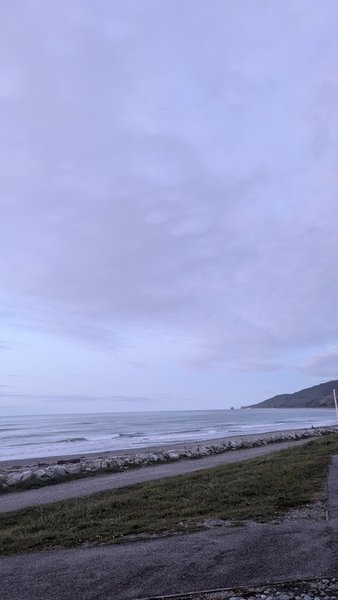 A view of the coast and breakwater at Cobden under an overcast sky. — Molhe de Cobden, Greymouth, West Coast, New Zealand