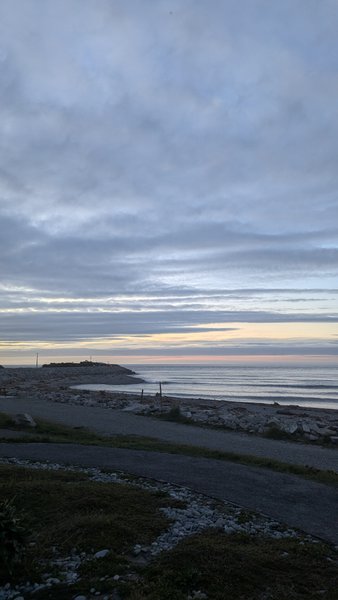 View of the Cobden Breakwater and incoming waves under a heavy sky. — Molhe de Cobden, Greymouth, West Coast, New Zealand