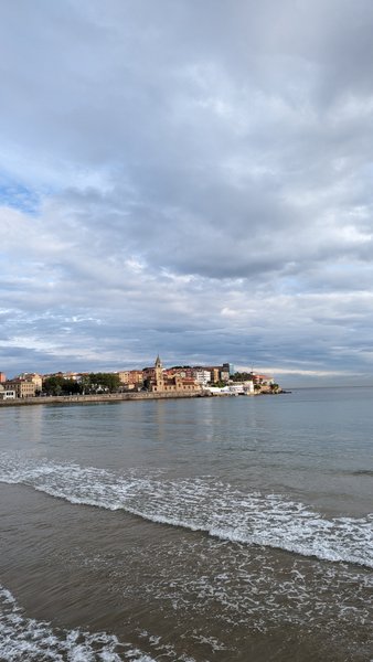 A wide view of San Lorenzo beach with the Gij3n city skyline in the background. — San Lorenzo (Asturias), Gijón, Asturias, Spain