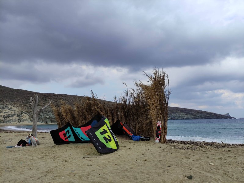 Kitesurfing equipment on the beach at Kolimbithres with a view of the bay. — Kolimbithres (Tinos), Κάτω Κλείσμα, South Aegean, Greece