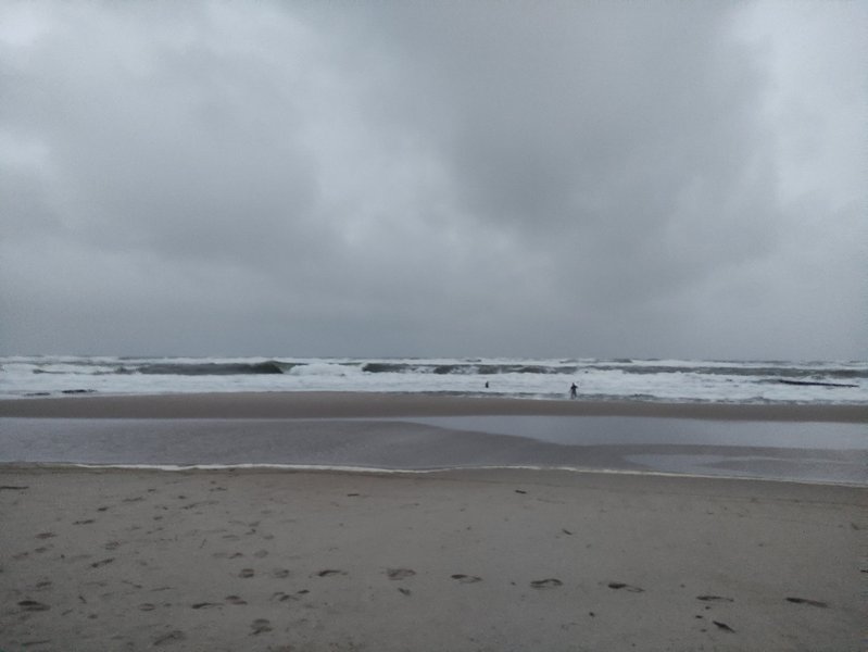 View of the beach and waves under a heavy overcast sky. — Władysławowo – Kaper (zatoka), Władysławowo, Pomeranian Voivodeship, Poland