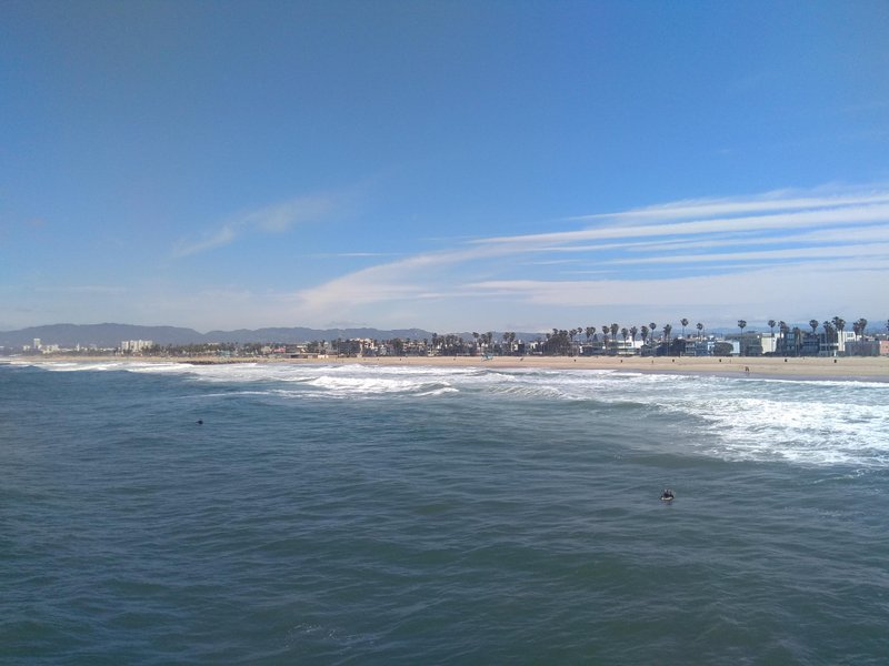 A wide view of the surf and coastline at Venice Pier. — Jetée de Venice, Los Angeles, California, United States