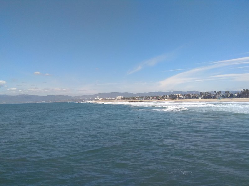 Wide view of the ocean and distant beach at Venice Pier. — Jetée de Venice, Los Angeles, California, United States