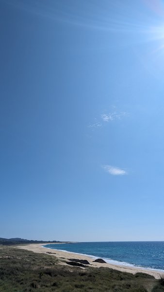 A wide view of the sandy beach and clear blue water at As Furnas. — As Furnas (Porto do Son), O Carballal, Galicia, Spain