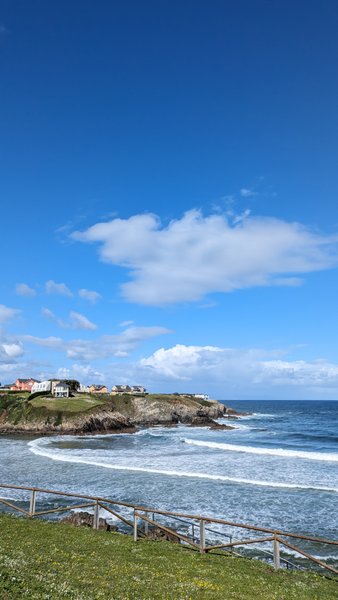 A view of the coastline and waves at Tapia de Casariego under a clear blue sky. — Tapia de Casariego (Astúrias), Tapia de Casariego, Asturias, Spain