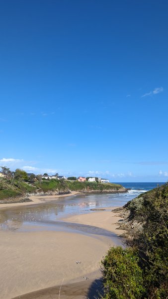 A view overlooking the sandy beach and tidal waters at Tapia de Casariego. — Tapia de Casariego (Astúrias), Tapia de Casariego, Asturias, Spain