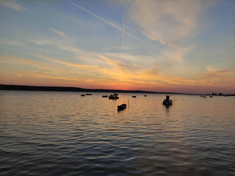 Small boats anchored in the bay at sunset in Ljubač. — Ljubac (Općina Ražanac), Ljubač, Croatia