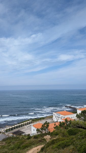 An elevated view of the coastline and ocean conditions at Cabo Mondego. — Cabo Mondego (Figueira da Foz), Figueira da Foz, Portugal