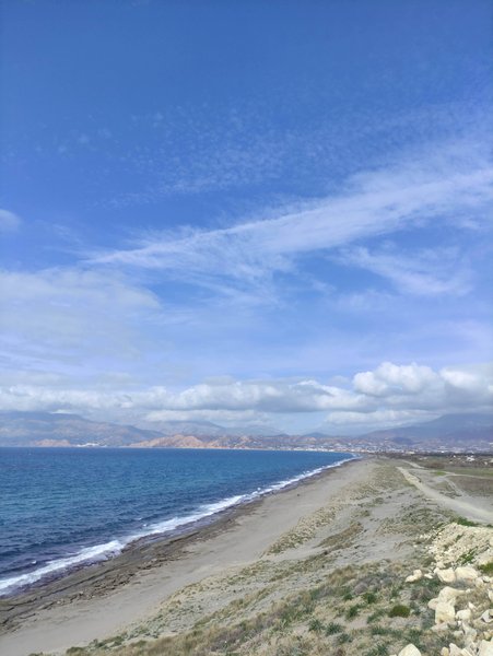 A wide, sandy beach and clear blue water at Timbakion, Crete. — Timbakion (Crète), Tybakio Municipal Unit, Region of Crete, Greece