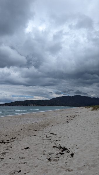 A wide view of the sandy beach and mountains at Playa de Carnota under a cloudy sky. — Praia de Carnota (Carnota), Carnota, Galicia, Spain