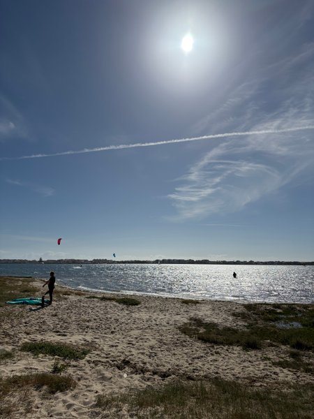 A view of the sandy launch area and water at Estacas under a bright sun. — Estacas (Ria de Aveiro), Ílhavo, Portugal