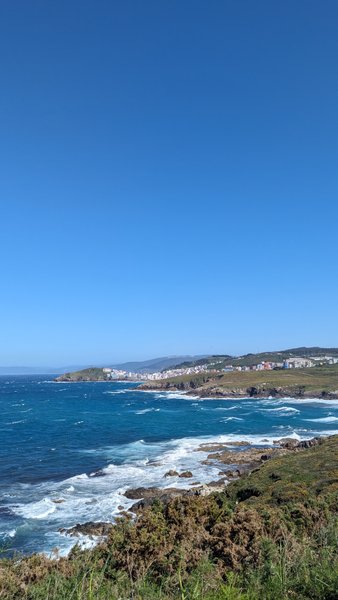 A wide view of the rocky coastline and blue water at Playa de Seaia. — Playa de Seaia (Bergantiños), Malpica, Galicia, Spain