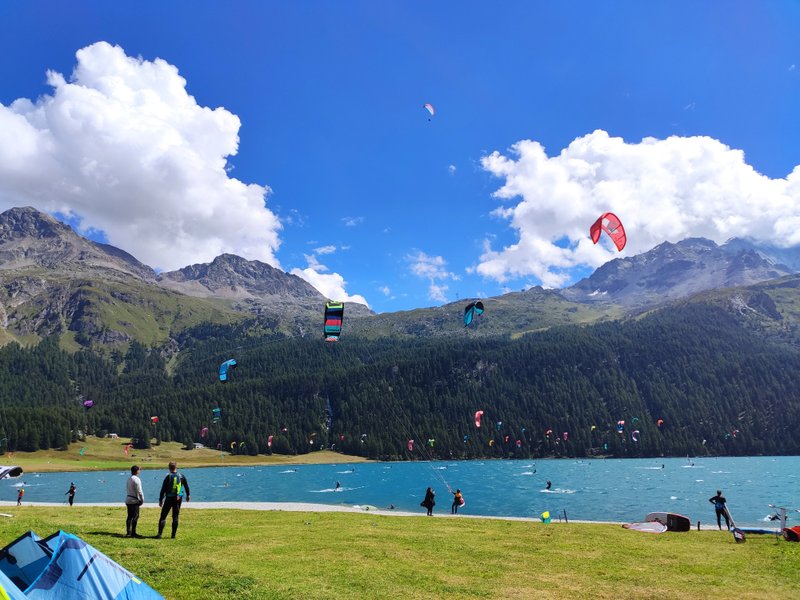 Kitesurfers on Lake Silvaplana surrounded by mountains. — Silvaplana (Lake Silvaplana), Silvaplana, Switzerland