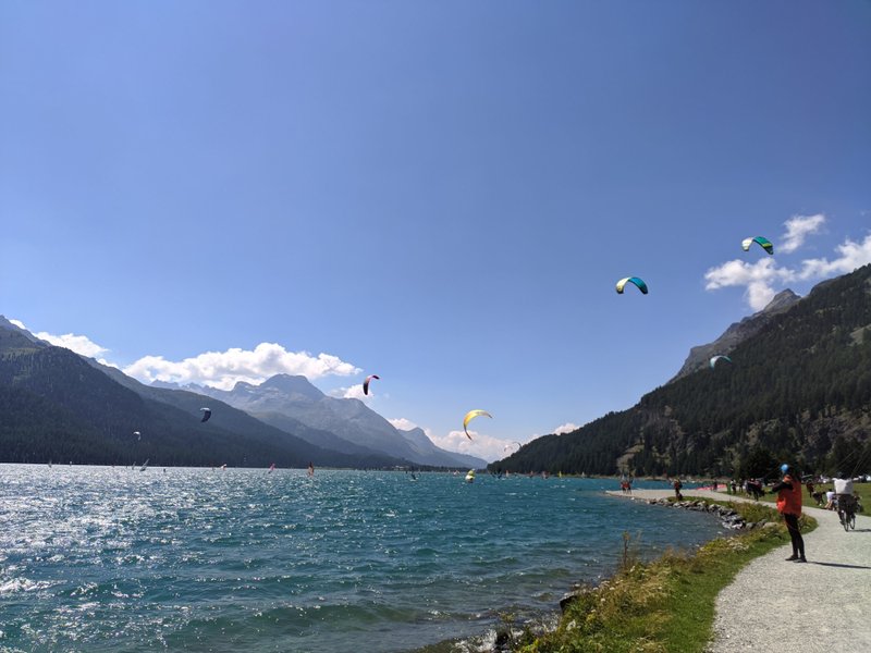Kitesurfers on Lake Silvaplana with a panoramic view of the surrounding mountains. — Silvaplana (Lake Silvaplana), Silvaplana, Switzerland