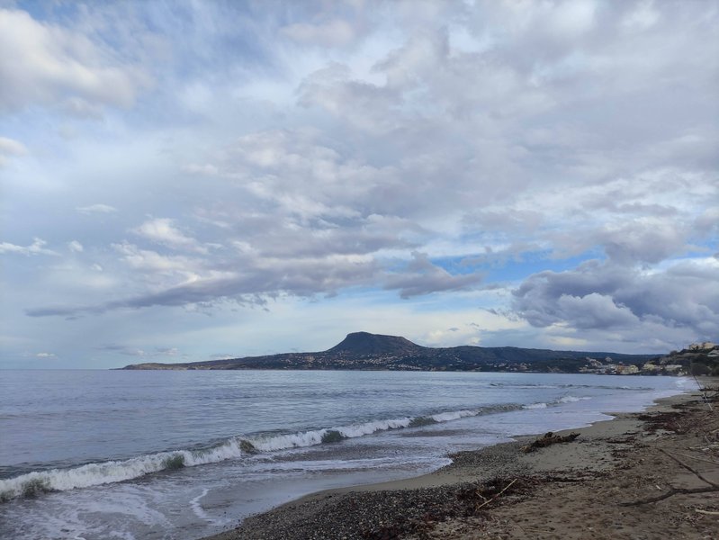 A view of the sandy beach and calm water in the bay at Kalamion. — Kalamion (Kalyves), Kalyves, Greece