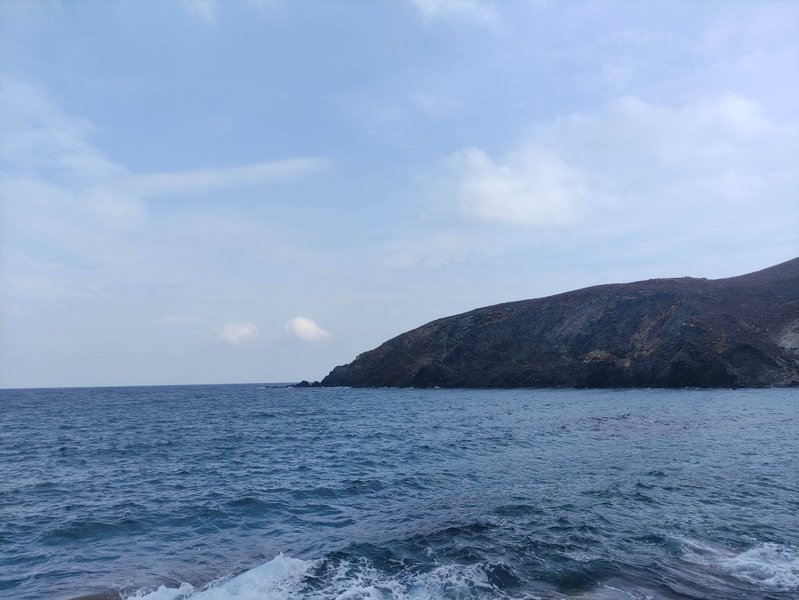 A view of the sea and rocky coastline at Leivada beach in Tinos. — Leivada (Tinos), Tinos Regional Unit, South Aegean, Greece