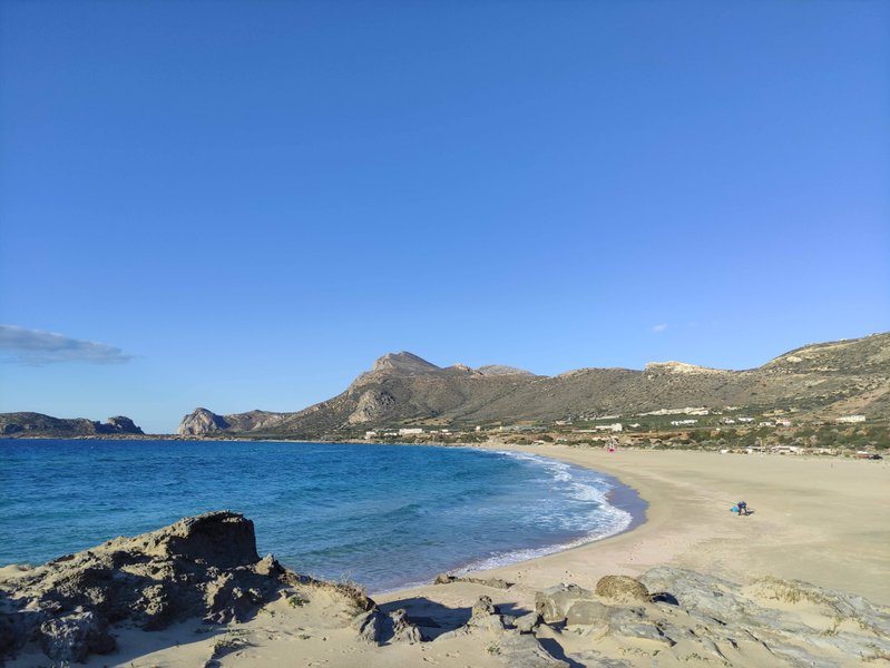 A wide view of the sandy beach and turquoise waters at Falasarna Bay. — Falasarna-Riff (Platanos), Platanos, Region of Crete, Greece