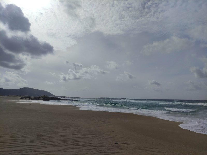 Wide sandy beach with waves breaking on the shore under a cloudy sky. — Falasarna-Riff (Platanos), Platanos, Region of Crete, Greece