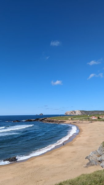 Wide view of Playa Tenrero with sandy beach and breaking waves under a clear sky. — Playa Tenrero (Gozón), Gozón, Asturias, Spain