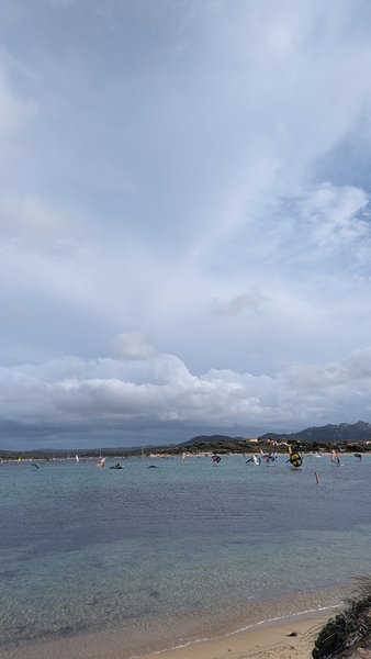 Windsurfers and wingfoilers on the water at Isola Gabbiani. — Isola Gabbiani (Palau Coast), Lu Palau/Palau, Sardinia, Italy