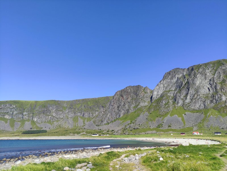A wide view of the bay and surrounding mountains at Unstad beach. — Unstad (Lofoten), Unstad, Norway